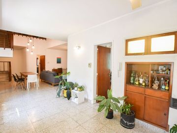 CASA EN VENTA LA PLATA 3 DORMITORIOS Y ESTUDIO