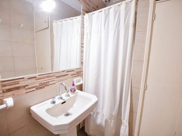 CASA EN VENTA LA PLATA 3 DORMITORIOS Y ESTUDIO