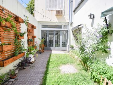 CASA EN VENTA LA PLATA 3 DORMITORIOS Y ESTUDIO