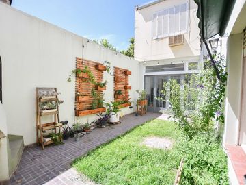 CASA EN VENTA LA PLATA 3 DORMITORIOS Y ESTUDIO