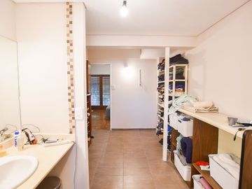 CASA EN VENTA LA PLATA 3 DORMITORIOS Y ESTUDIO