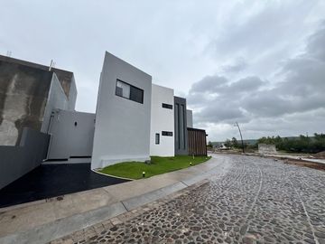 CASA EN VENTA  EN LAGOS DE JURIQUILLA
