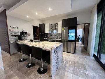 CASA EN VENTA  EN LAGOS DE JURIQUILLA
