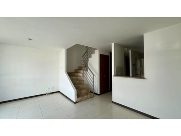 Extraordinaria casa con estilo moderno en sector la Macarena.Dosquebradas-Colombia.