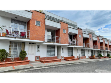 Oportunidad I Extraordinaria casa remodelada en el Pueblito Cafetero con 154 m2, 3 alcobas y 4 baños.  Av. Sur. Pereira - Colombia.