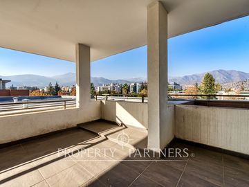 Amplio departamento en La Dehesa Central. Vista Cordillera y terraza panorámica.