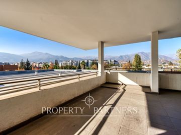 Amplio departamento en La Dehesa Central. Vista Cordillera y terraza panorámica.