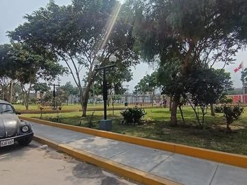 CASA DE  2 PISOS FRENTE A PARQUE EN STO. DOMINGO DE CARABAYLLO