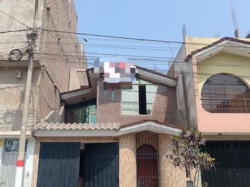 CASA DE  2 PISOS FRENTE A PARQUE EN STO. DOMINGO DE CARABAYLLO