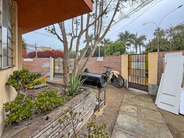 Casa como terreno en San Isidro