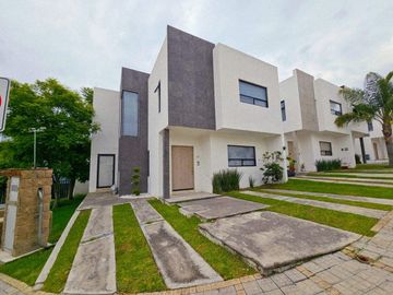 Venta de casa en esquina, Parque Aguascalientes Lomas de Angelopolis Puebla