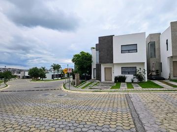 Venta de casa en esquina, Parque Aguascalientes Lomas de Angelopolis Puebla