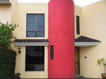 CASA EN VENTA EN ZEREZOTLA CHOLULA CON AMPLIO JARDIN