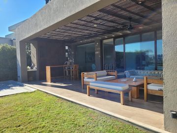 Impecable casa en Barbarita a la laguna