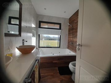 Casa en OPORTUNIDAD ALQUILER SUPER COMPLETO MB en A8 San Sebastián