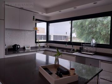 Casa en OPORTUNIDAD ALQUILER SUPER COMPLETO MB en A8 San Sebastián