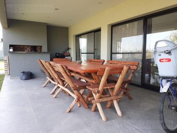Casa en OPORTUNIDAD ALQUILER SUPER COMPLETO MB en A8 San Sebastián