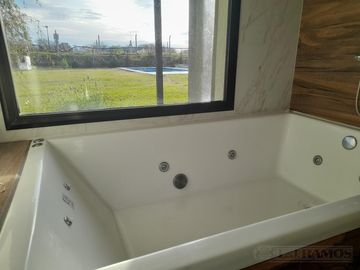 Casa en OPORTUNIDAD ALQUILER SUPER COMPLETO MB en A8 San Sebastián