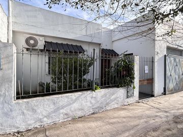 Casa en Venta 2 Dormitorios - Galería - Cochera - Parque en Ituzaingo Norte