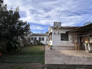 Casa en Venta 2 Dormitorios - Galería - Cochera - Parque en Ituzaingo Norte