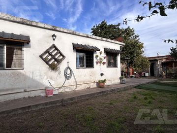 Casa en Venta 2 Dormitorios - Galería - Cochera - Parque en Ituzaingo Norte