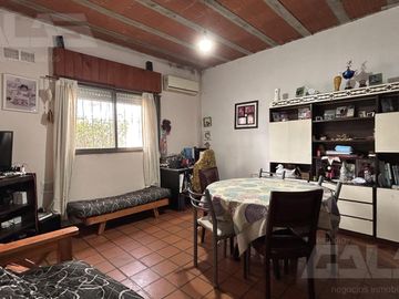Casa en Venta 2 Dormitorios - Galería - Cochera - Parque en Ituzaingo Norte