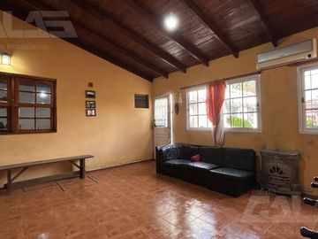 Casa en Venta 2 Dormitorios - Galería - Cochera - Parque en Ituzaingo Norte