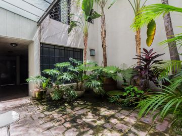 Casa  moderna con excelente estilo arquitectonico con Jardin y Pileta-  Villa Crespo