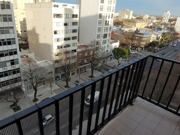 VENTA Departamento 2 ambientes con balcon saliente sobre Av. Colón - Mar del Plata