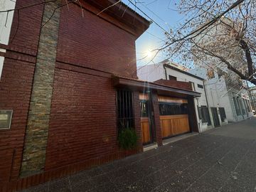 Casa en venta - 4 dormitorios 4 baños - 287mts2 - La Plata