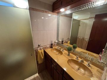 Casa en venta - 4 dormitorios 4 baños - 287mts2 - La Plata