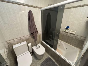 Casa en venta - 4 dormitorios 4 baños - 287mts2 - La Plata