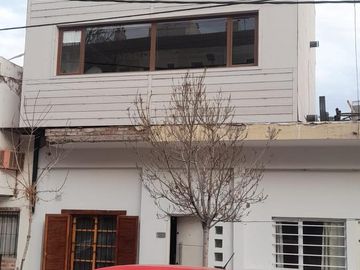 Casa en  venta, tres plantas, 4 dormitorios, baños 3, living comedor, quincho, espacio para uso profesional