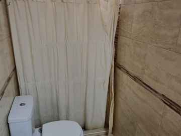 Casa en  venta, tres plantas, 4 dormitorios, baños 3, living comedor, quincho, espacio para uso profesional