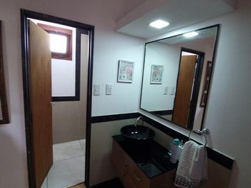 Casa en  venta, tres plantas, 4 dormitorios, baños 3, living comedor, quincho, espacio para uso profesional
