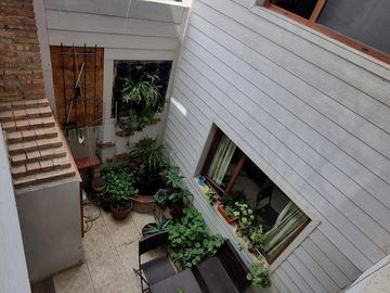 Casa en  venta, tres plantas, 4 dormitorios, baños 3, living comedor, quincho, espacio para uso profesional