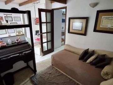Casa en  venta, tres plantas, 4 dormitorios, baños 3, living comedor, quincho, espacio para uso profesional