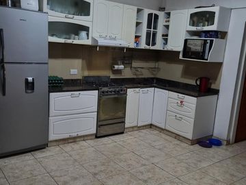 Casa en  venta, tres plantas, 4 dormitorios, baños 3, living comedor, quincho, espacio para uso profesional