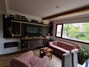 Casa en  venta, tres plantas, 4 dormitorios, baños 3, living comedor, quincho, espacio para uso profesional