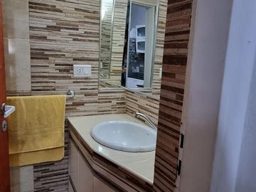 Casa en  venta, tres plantas, 4 dormitorios, baños 3, living comedor, quincho, espacio para uso profesional