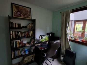Casa en  venta, tres plantas, 4 dormitorios, baños 3, living comedor, quincho, espacio para uso profesional
