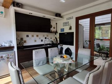 Casa en  venta, tres plantas, 4 dormitorios, baños 3, living comedor, quincho, espacio para uso profesional