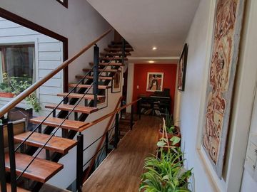 Casa en  venta, tres plantas, 4 dormitorios, baños 3, living comedor, quincho, espacio para uso profesional