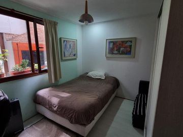 Casa en  venta, tres plantas, 4 dormitorios, baños 3, living comedor, quincho, espacio para uso profesional