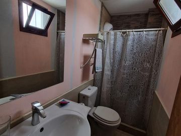 Casa en  venta, tres plantas, 4 dormitorios, baños 3, living comedor, quincho, espacio para uso profesional