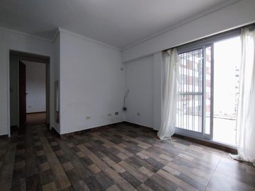 Venta Departamento de 3 ambientes con balcón terraza en Vicente López