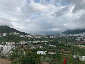 Residencia en PREVENTA en Priv. Loma Bonita con recámara en P.B.,amplio patio y vistas increibles!!