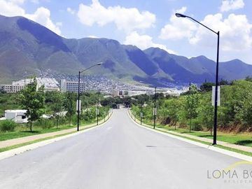 Residencia en PREVENTA en Priv. Loma Bonita con recámara en P.B.,amplio patio y vistas increibles!!