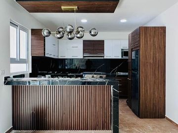 Casa con roof garden y recámara en planta baja – Fracc. privado en Coatepec