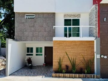 Casa con roof garden y recámara en planta baja – Fracc. privado en Coatepec